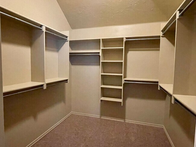 Building Photo - Beautiful 4 bed 2 bath home with a spacious up to date kitchen!