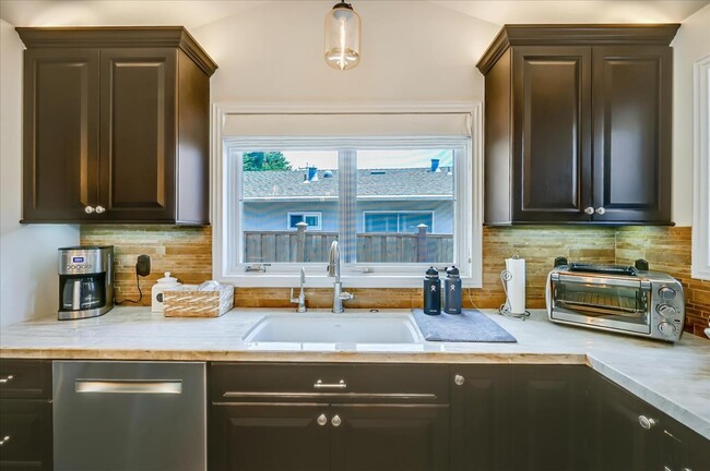 Building Photo - 2320 Rollingwood Dr
