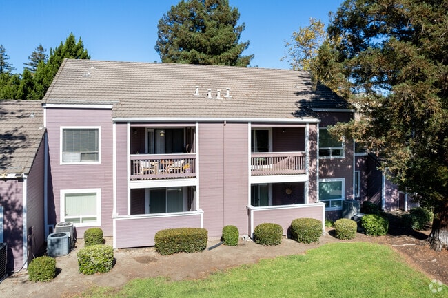 Building Photo - Hillcrest Vista Apartments