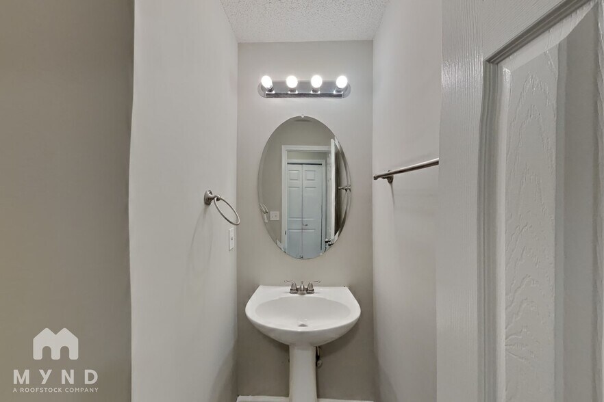 Building Photo - 6132 Hickory Ln Dr