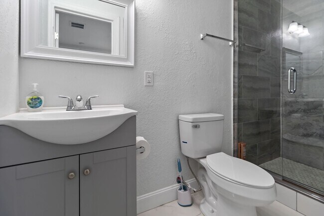 Building Photo - 4/3 Lakefront Home for Rent – 1 Acre – Near College Park & Downtown Orlando