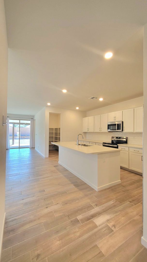 Building Photo - 5447 Splendido Ave