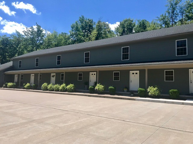 Townhouse in quiet wooded lot - 8339 Edinboro Rd