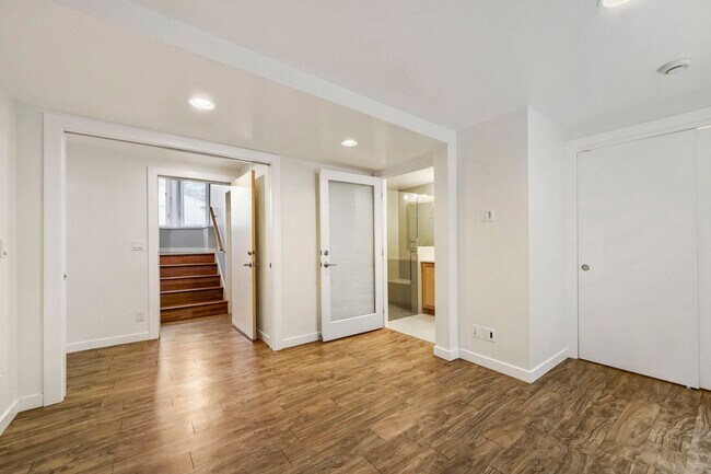 Building Photo - 422 W Raye St