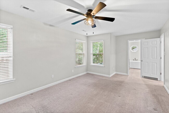 Building Photo - 4BR/2.5BA Home in Hickory School District ...