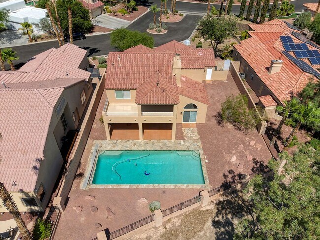 Building Photo - POOL HOME WITH LUSCIOUS GOLF COURSE & MAJE...