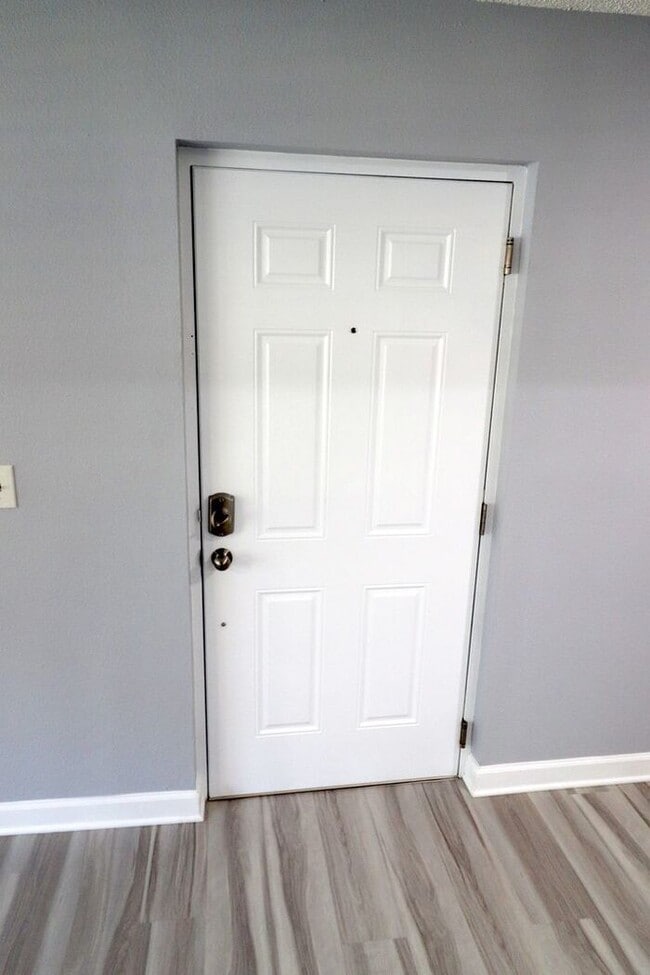 Building Photo - Newly renovated first floor condo! 2 bedrooms