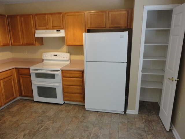 Building Photo - 5943 King Lear Dr