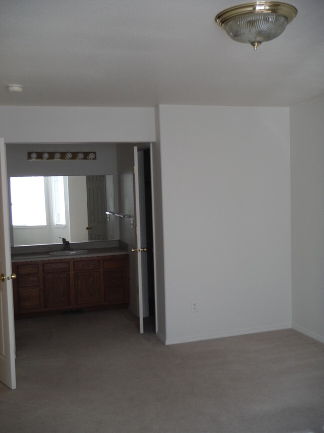 Building Photo - Lovely 3 Bedroom Apartment- Close to Schoo...