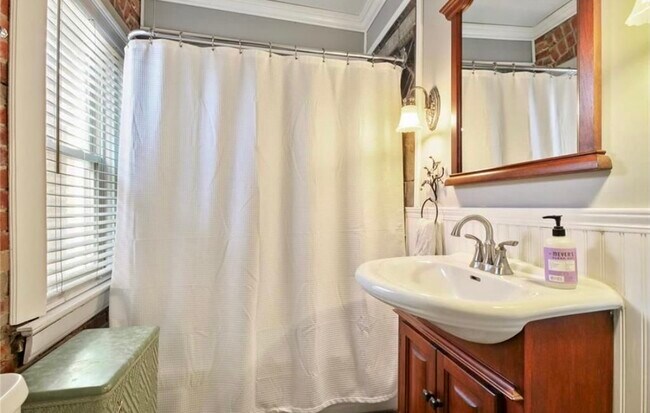 Building Photo - 1033 E 5th St