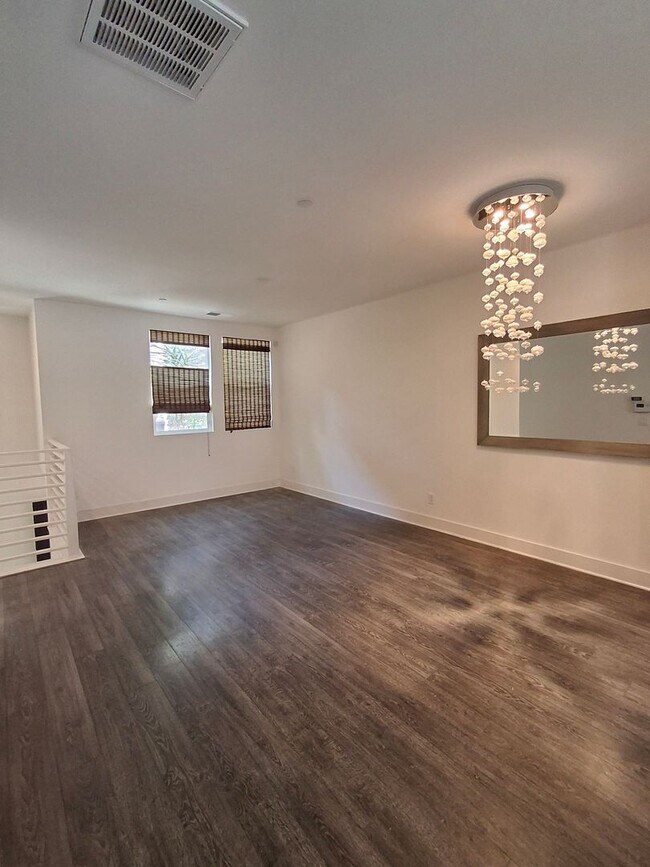 Building Photo - RECENTLY REDUCED! Beautiful Townhome in Ci...