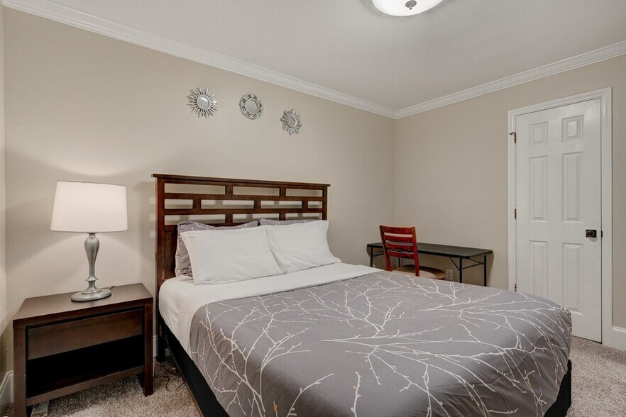 Building Photo - 2225 Summit St