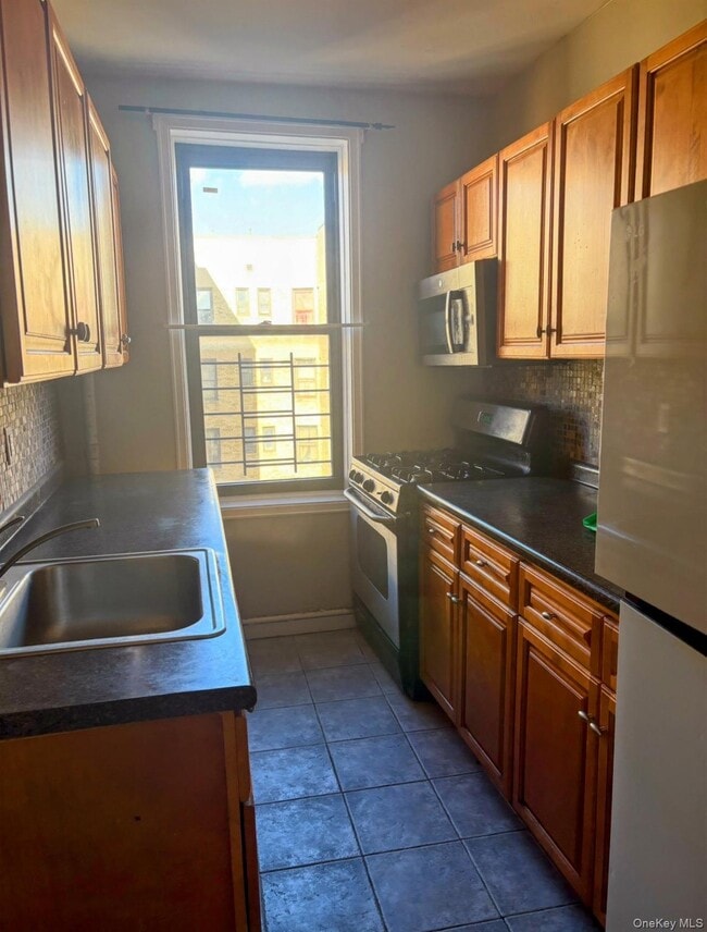 Building Photo - 754 Brady Ave