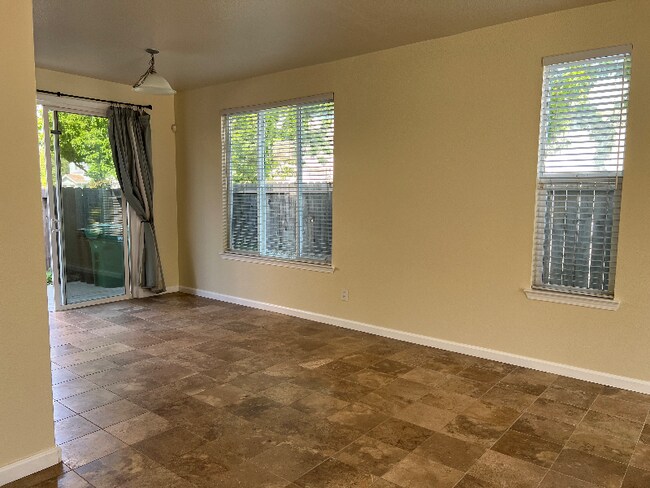 Building Photo - 9405 Clemente Dr