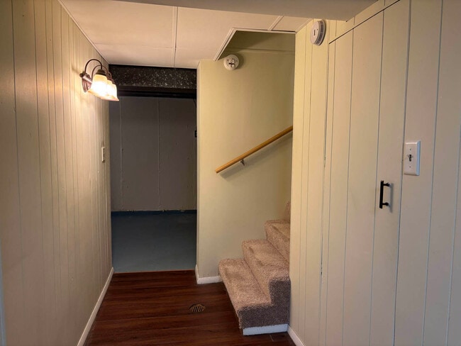 Building Photo - 558 Green Bay Rd