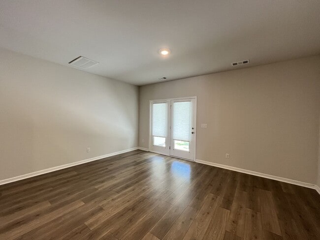 Building Photo - Townhome less than 2 miles from Downtown C...
