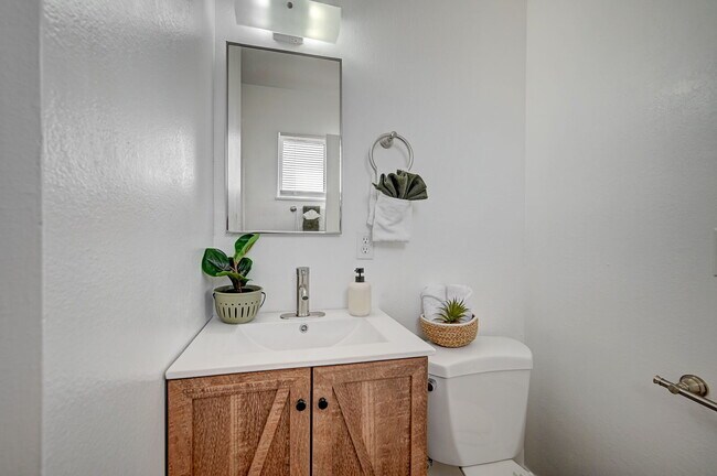Building Photo - Freshly renovated 3 bed 2 bath single stor...