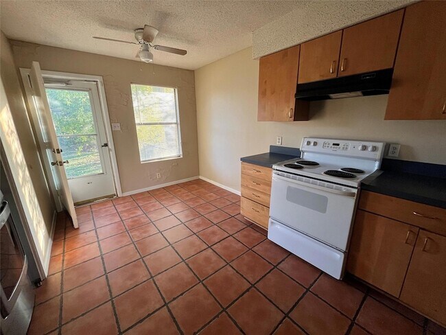 Building Photo - 304 Highland Estates Dr