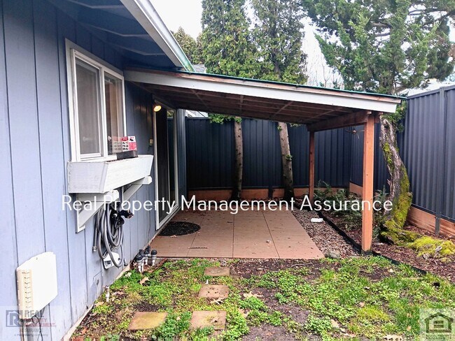 Building Photo - Charming 3BR/1.5BA Duplex Unit Now Availab...