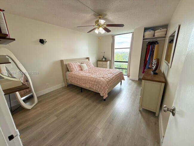 Building Photo - 1825 W 44th Pl