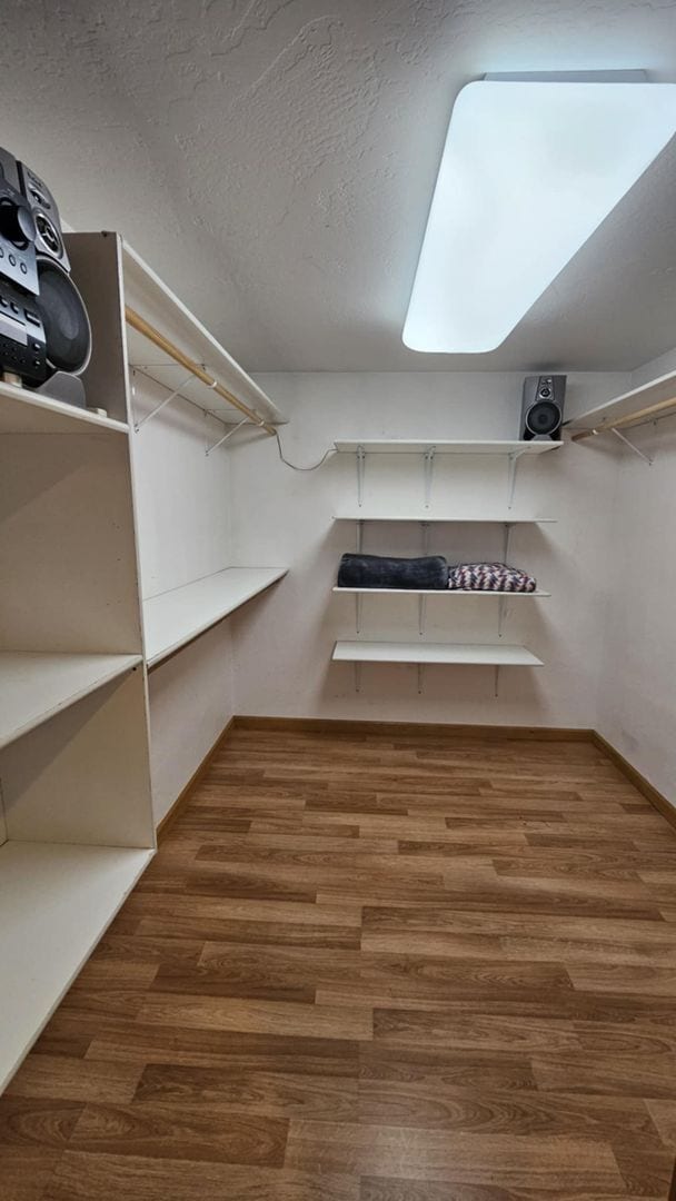 Building Photo - Losleben- House with large yard fully furnished Available Nov 1st - May 31st