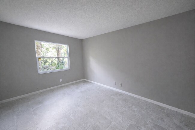 Building Photo - Updated 2 bedroom, 1 bath duplex apartment with inside laundry in beautiful Silver Springs