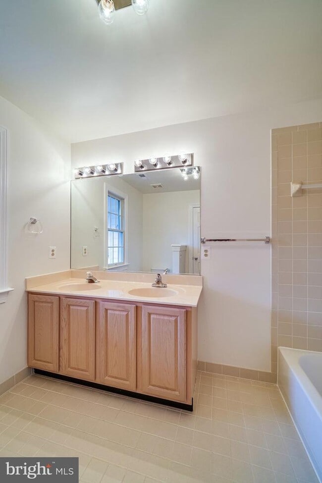 Building Photo - 6207 Woodland Lake Dr