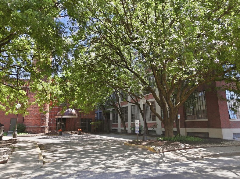 Building Photo - 611 N Park Ave