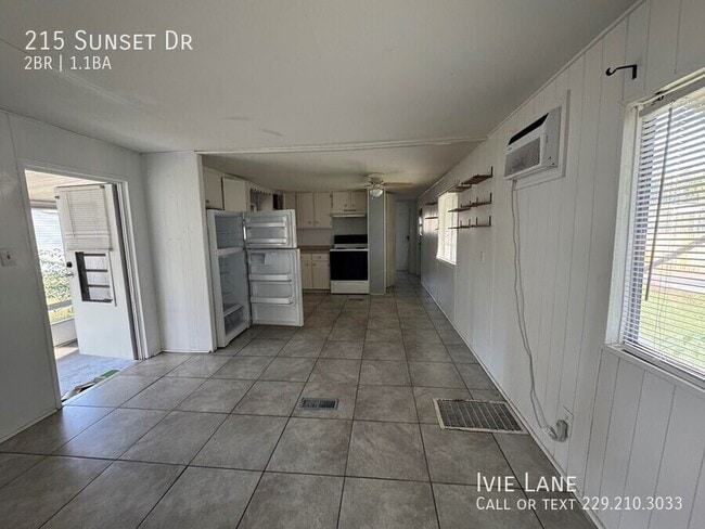 Building Photo - 215 Sunset Dr