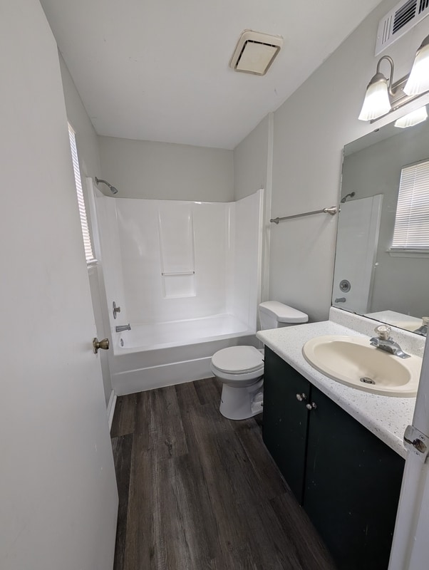 Building Photo - 2350 Horne Ave