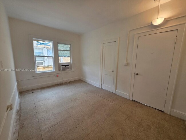 Building Photo - 1005 SW 19th Ave