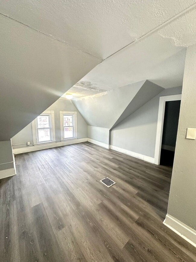 Building Photo - Completely Updated 3 Bed, 1 Bath Unit in Pitcairn - Available Immediately!