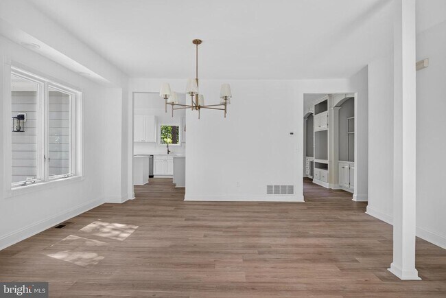 Building Photo - 221 Spring Race Ct