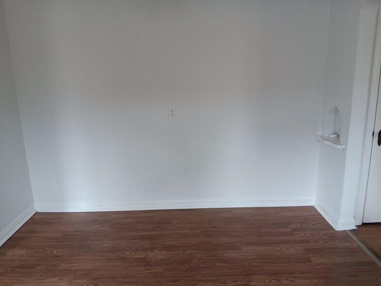 Newly painted dining area - 4525 Roth Ave