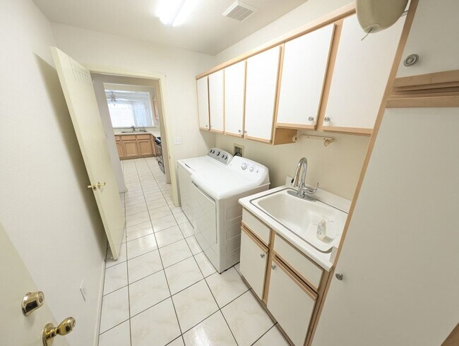 Building Photo - 10113 Cresent Creek Dr