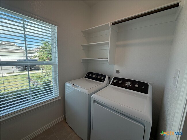 Building Photo - 870 Casetta Trl