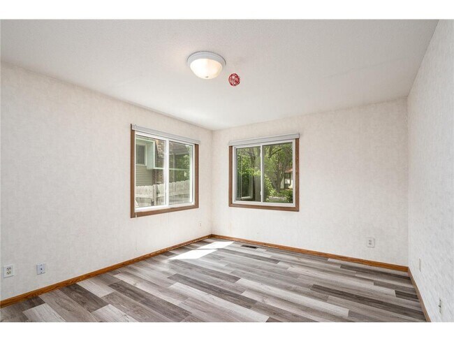 Building Photo - 3620 Saratoga Ln N