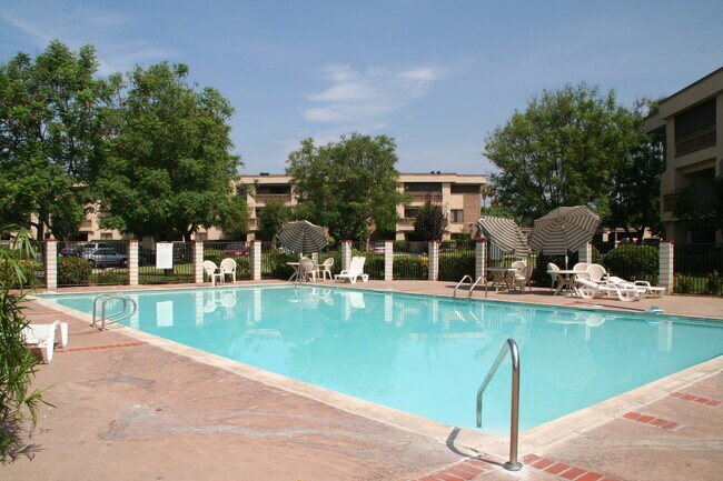 Building Photo - 2 Bedroom, 2 Bath, 1200 square feet, Gated Community