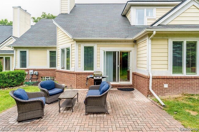 Building Photo - 1050 Oakwood Dr