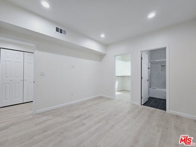 Building Photo - 2826 3/4-2824 Leeward Ave