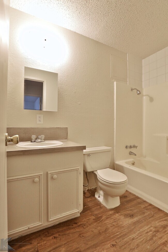 Building Photo - Adorable 2 bedroom apartment!