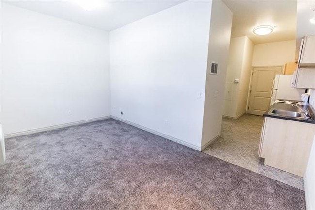 Building Photo - 825 W Spruce St