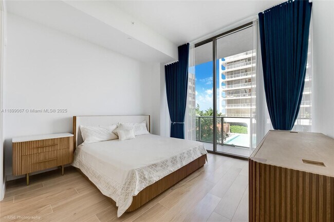 Building Photo - 2655 S Bayshore Dr