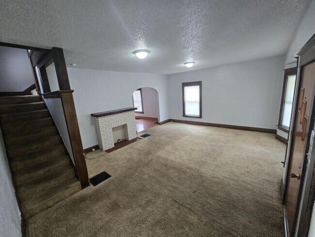 Building Photo - 3 Bedroom House