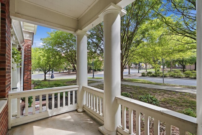 Building Photo - Uptown Charlotte Townhome with Dual Primary Suites