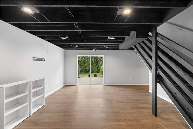 Building Photo - 945 Crestwood Ln