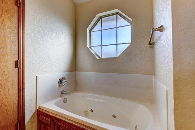 Building Photo - 500 Loyd Ln