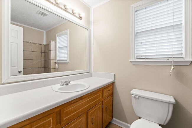 Building Photo - Spacious 3-Bedroom, 2-Bath Rental with Gar...