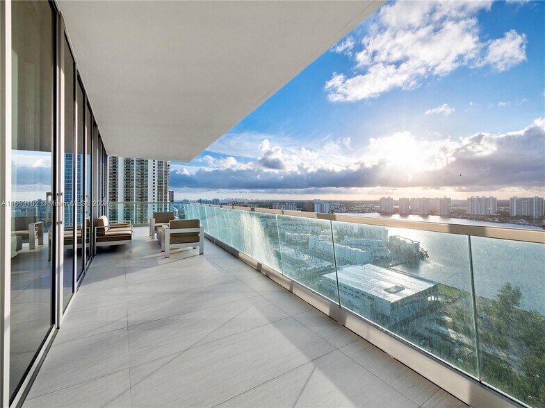 Building Photo - 18501 Collins Ave