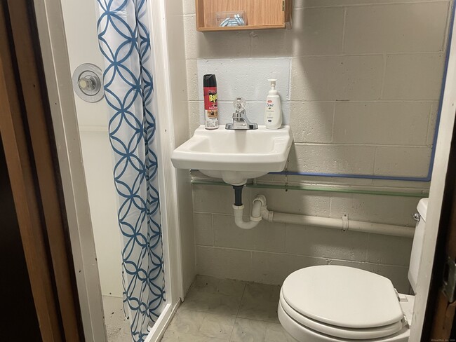 Building Photo - 85 Valley Rd